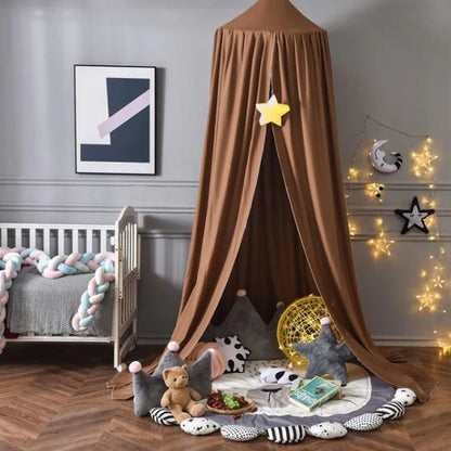 Espace de sommeil sécurisant et avec ciel de lit 