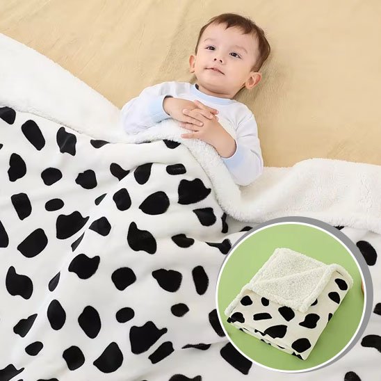 Garçon calme avec couverture bébé tache noir 