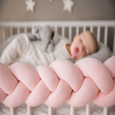 Gros plan détaillé de la tresse de lit rose