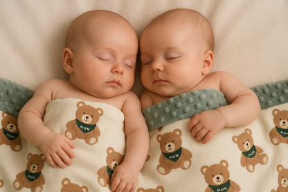 Jumeaux endormis avec couverture oursons
