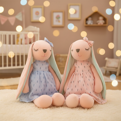 Lapins en peluche dans une ambiance chaleureuse