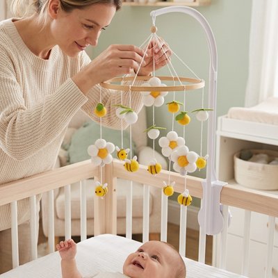 Maman chante a bébé avec mobile pour bébé abeille 