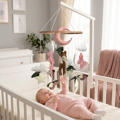 Mobile bébé motif cerf avec bébé fille heureuse