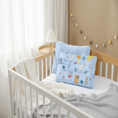 Oreiller bébé doux dans lit bébé 