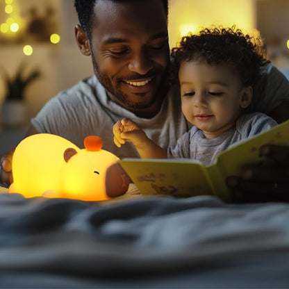 père et fils lisant sous la lumière d'une veilleuse bébé 