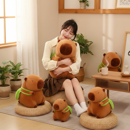 Personne heureuse avec collection de peluches capybara