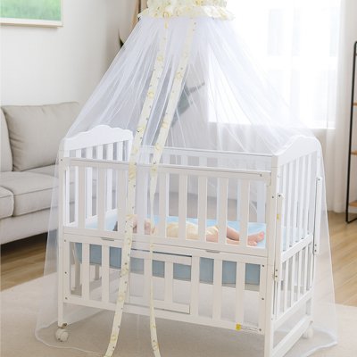 Sécuriser bébé avec ciel de lit 