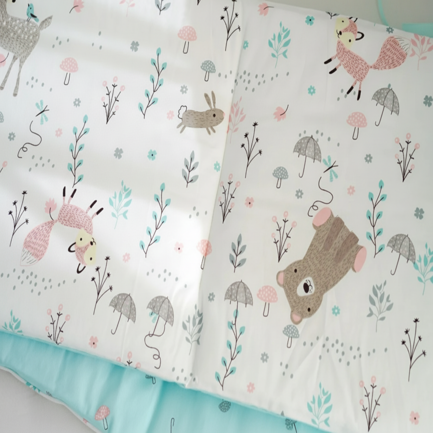 Tour lit bébé détails motifs animaux de la forêt