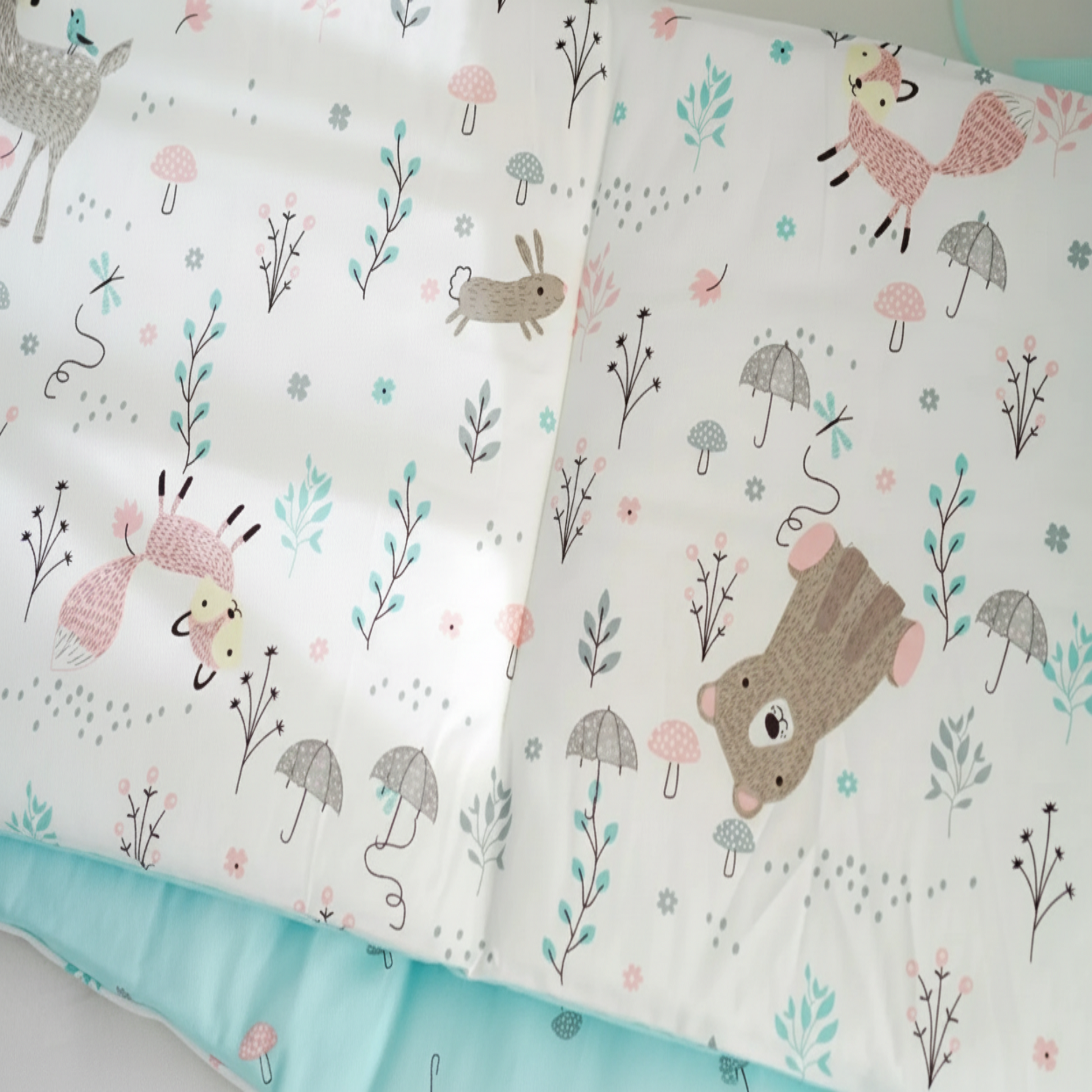 Tour lit bébé détails motifs animaux de la forêt