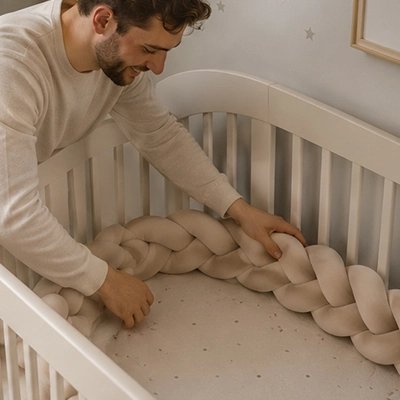 Tresse de lit bébé beige douce dans chambre 