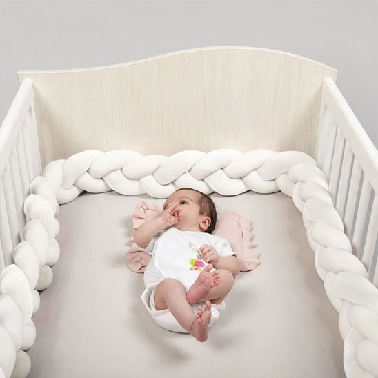 Tresse de lit blanc avec bébé éveiller