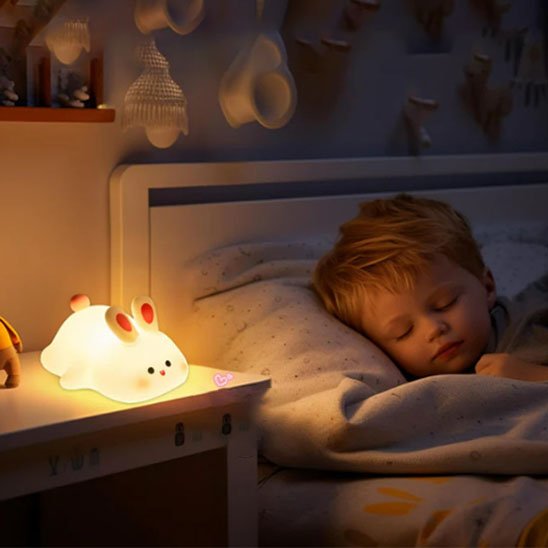 Veilleuse bébé lapin allumée dans chambre tamisée
